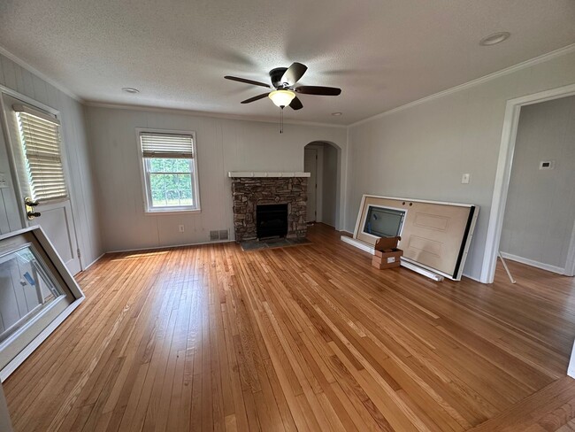Building Photo - 2 Bedroom One Story Home on Over an Acre Lot