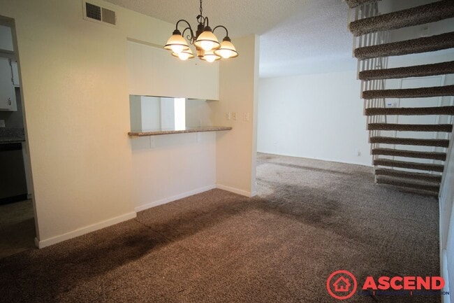 Building Photo - Central Bakersfield Condo!