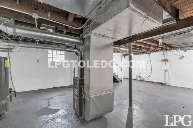 Building Photo - 927 Alvison Rd