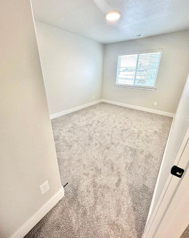 Building Photo - Upgraded Townhome in Willow Point – 3 Bed,...