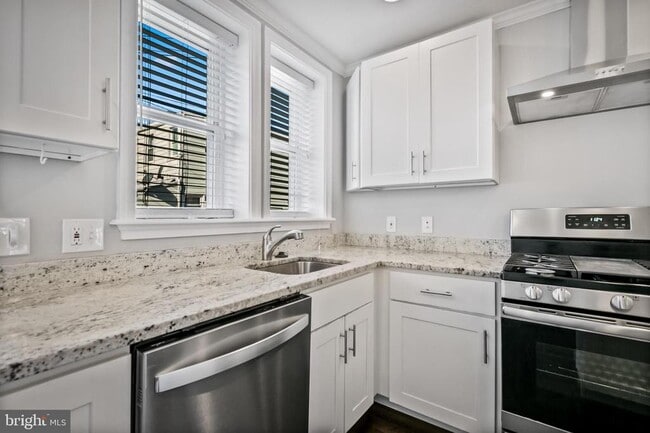 Building Photo - 108 S Conkling St