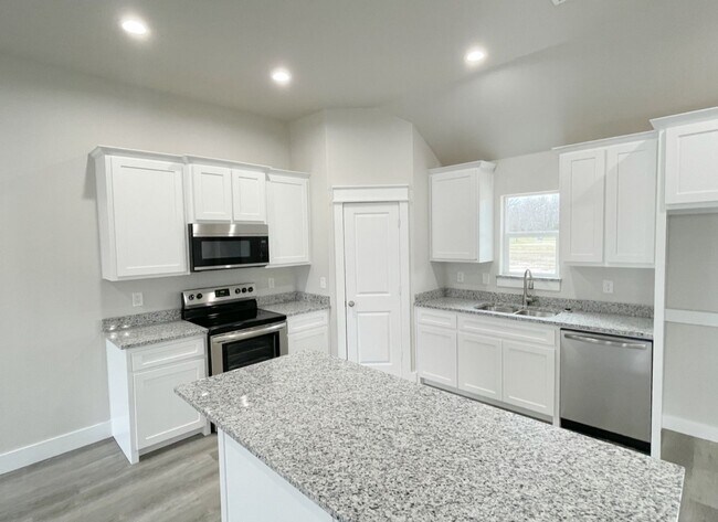Building Photo - Gorgeous 3 Bedroom 2 Bath Home