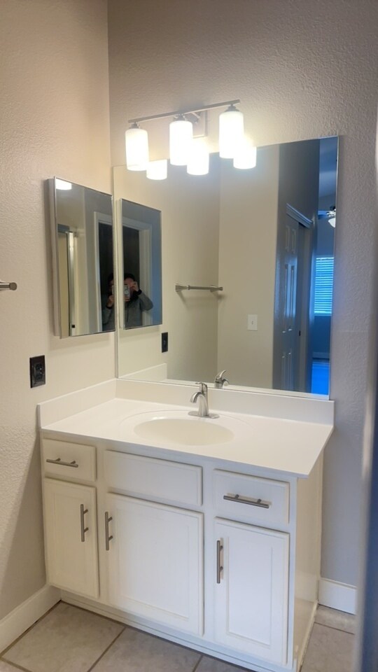 Building Photo - $2,000 For Rent A Lovely 3 Bed 2 Bath 1.673 Sq. Ft. Condo, all One Level Home in Chandler 85225!