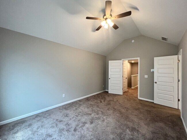 Building Photo - 3BR/2.5 BATH Townhome with Garage & Fenced...