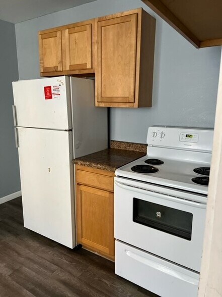 Newer stove and fridge - 3040 Park Ave