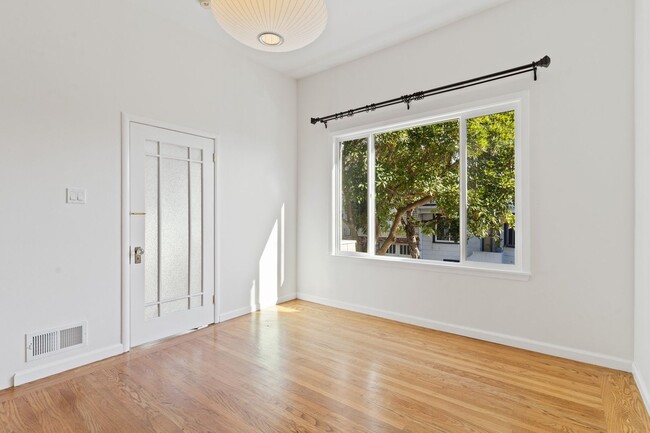 Building Photo - 2 Bed + Bonus Room + Office, 2 Bath Bernal...