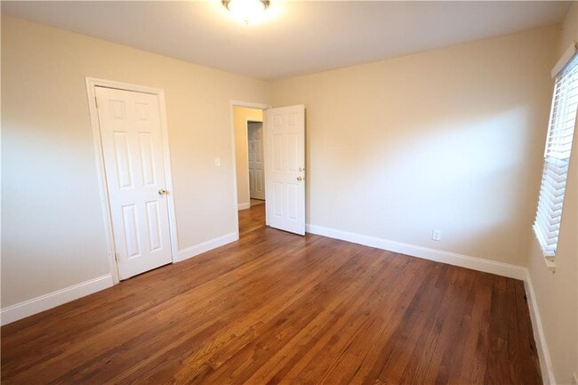 Building Photo - 2561 Eastwood Dr