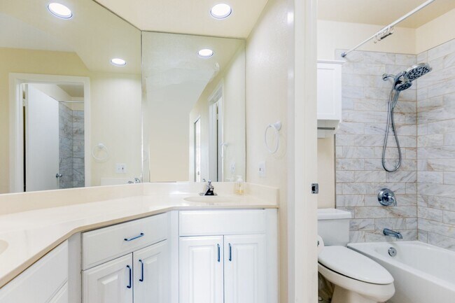 Building Photo - Charming 3 Bedroom, 2.5 Bath Condo in Ko Olina Fairways(Golf Course View)