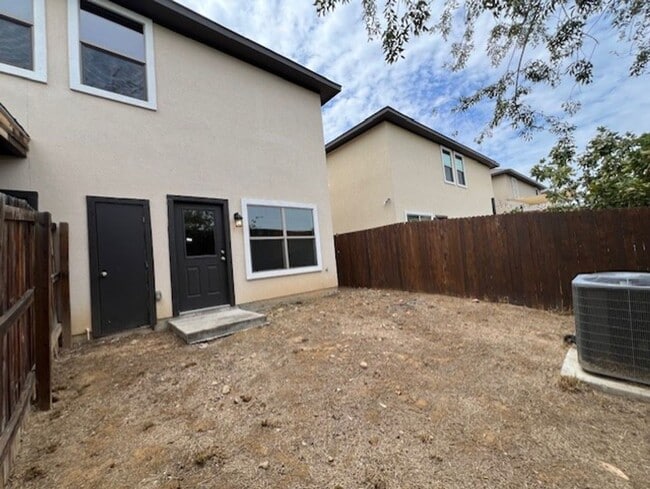 Building Photo - 130 Niagara Dr.