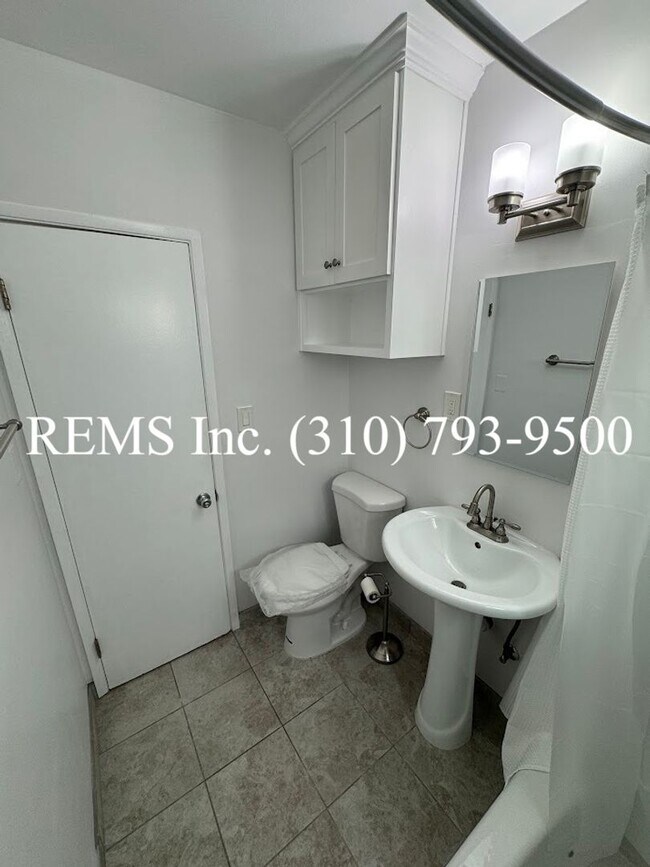 Building Photo - Remodeled 1 Bedroom Apartment in Hermosa B...