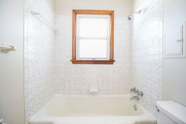 Building Photo - 2859 Boxwood Rd