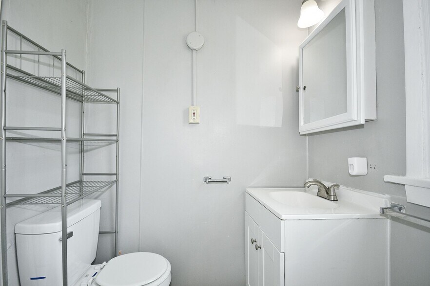 Building Photo - 1037 N 6th St