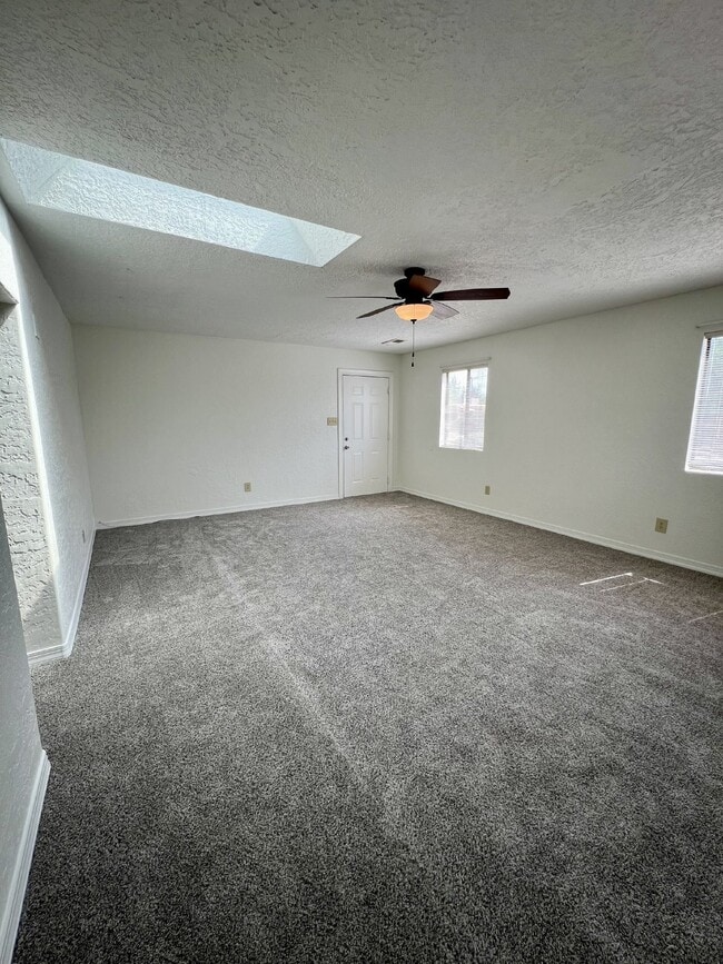 Building Photo - 2 bedroom / 1 bath close to KAFB and I-25 Move-in Special!