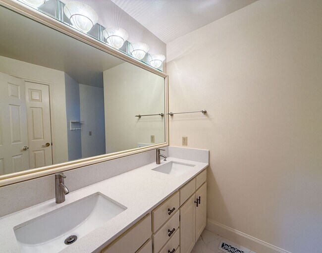Building Photo - 4bd/3.25ba Seattle House