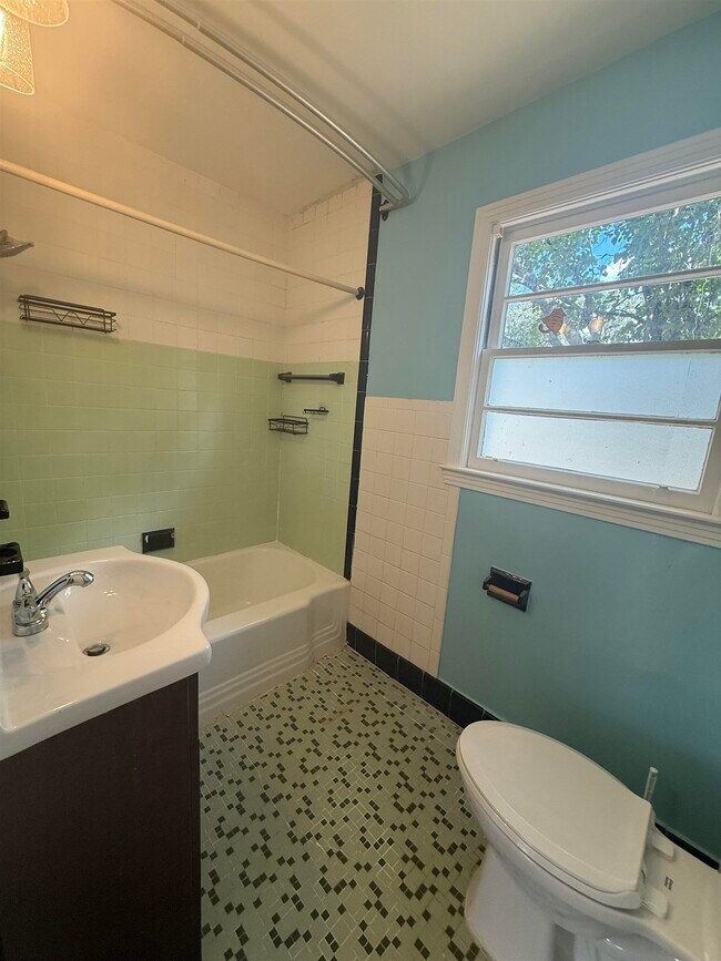 Building Photo - 1811 Tyndall Dr