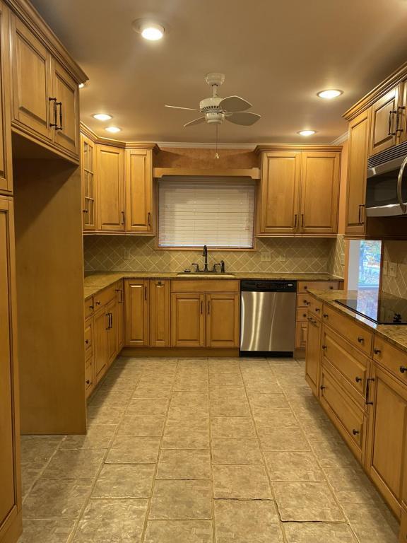 Building Photo - 6932 S Knoxville Ave