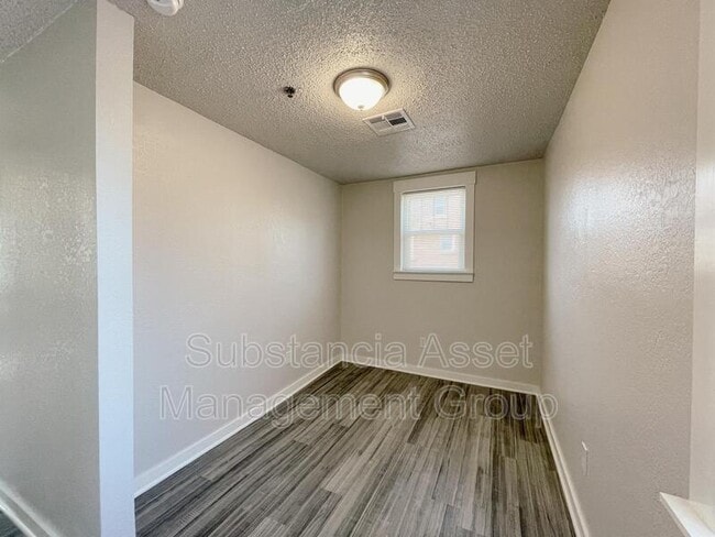 Building Photo - 727 Culbertson Dr
