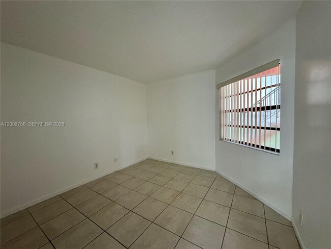 Building Photo - 4033 Lakeside Dr