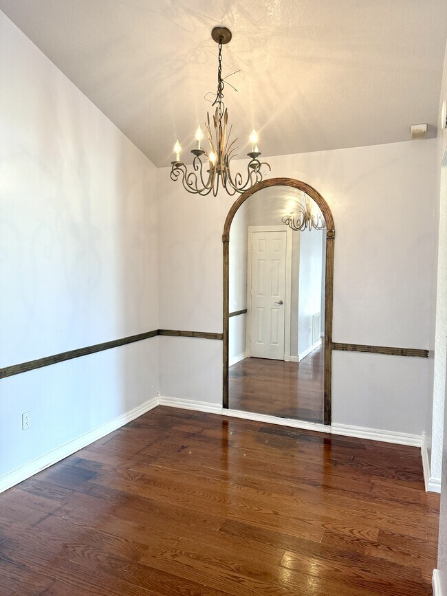 Building Photo - 427 N Rockford Pl