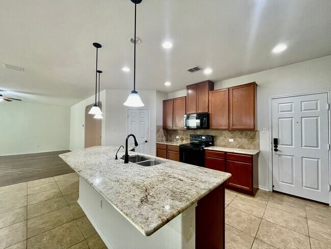 Building Photo - Spacious 4 Bedroom Home with Multiple Livi...