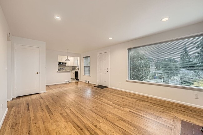 Building Photo - Updated 2bed/1bath Home with Attached Garage in Fremont!!
