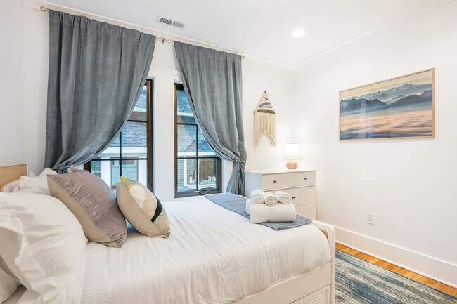 Building Photo - 2453 4th Ave W