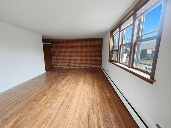 Building Photo - Charming Two Bedroom / 1.5 Bath