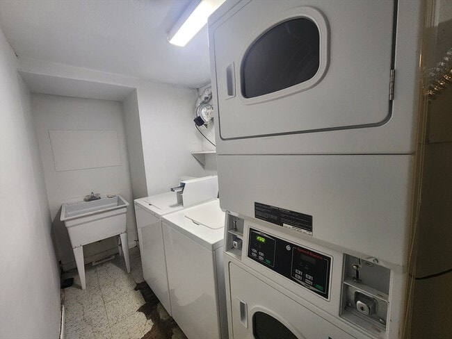 Building Photo - 134 Tyngsboro Rd