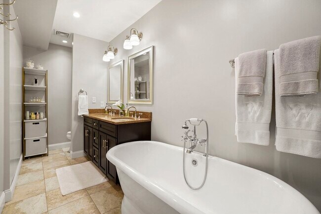 Building Photo - 16 Follen St