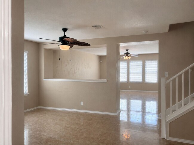 Building Photo - Spacious Living, Great Layout, Excellent Value In Waterleaf