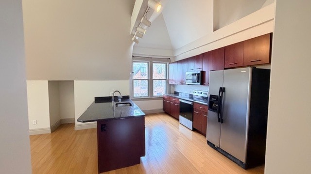 Kitchen w/island - 4400 Laclede Ave