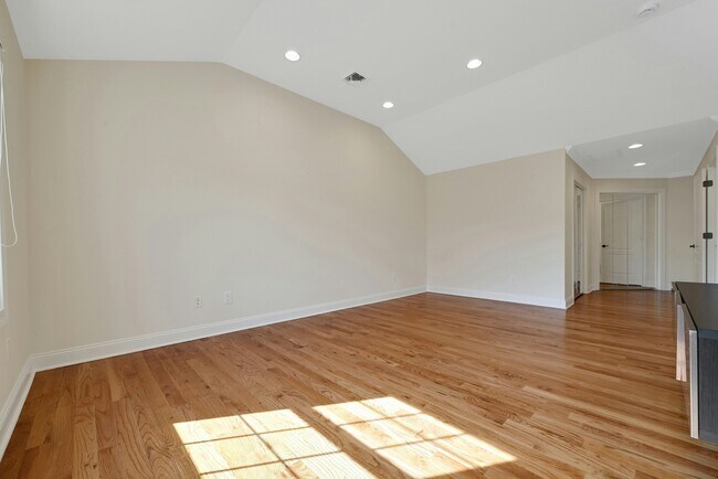 Building Photo - 1 Lindy Pl