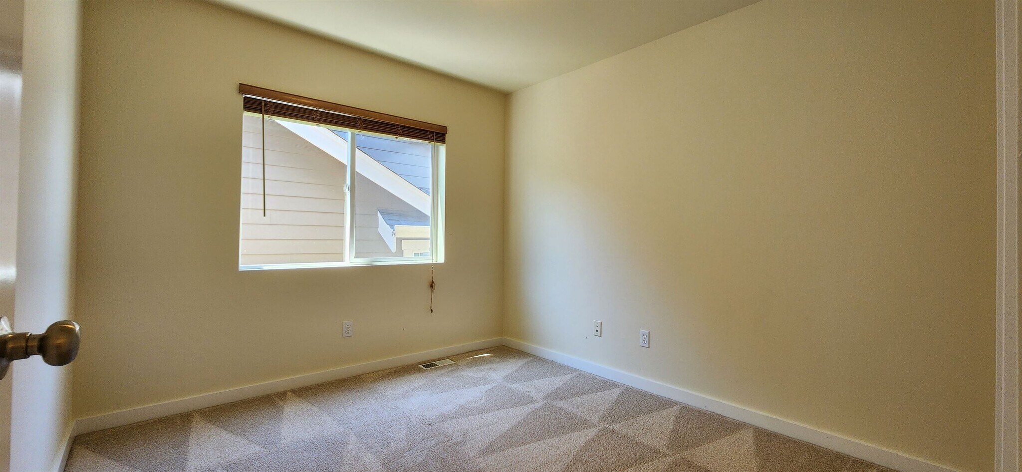 Building Photo - 2567 NE Kensington Ct