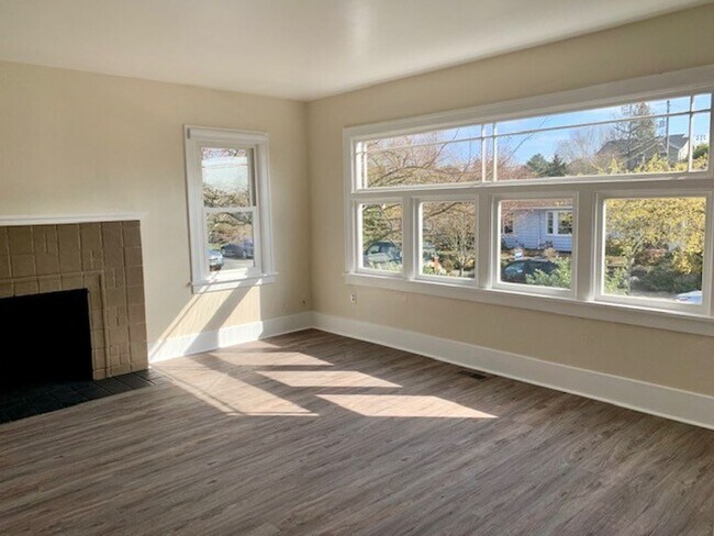 Building Photo - Remodeled 3 Bedroom Home-Duplex in Loyal Heights READY FOR MOVE IN NOW at $3875!