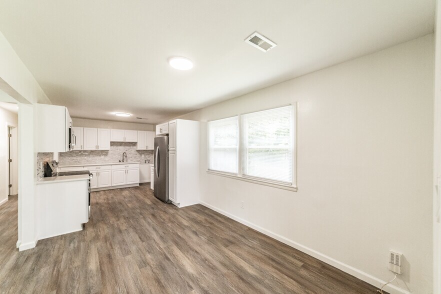 Building Photo - 2239 Norwood Dr NW