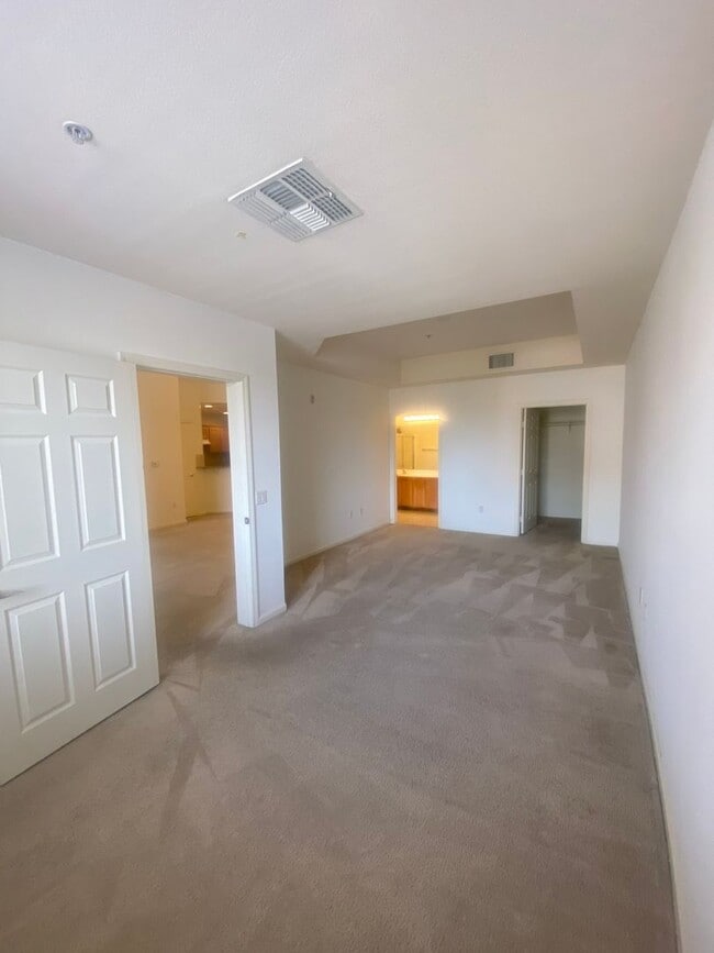 Building Photo - Stunning Top Floor View Condo at Park Avenue!