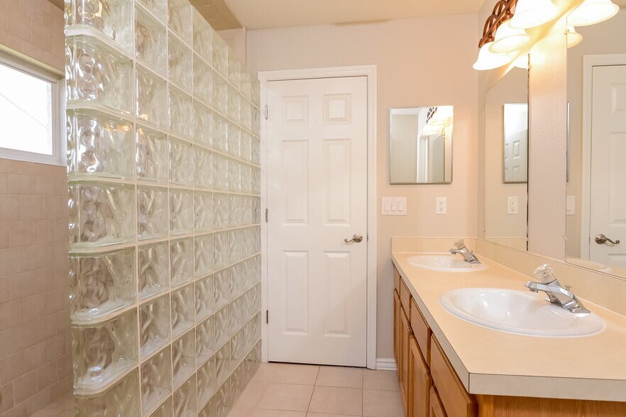 Building Photo - 4505 Sanibel Way