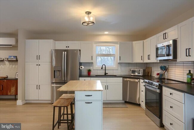 Building Photo - 1365 Roundtop Rd