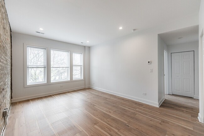 Building Photo - 2109 N Hamlin Ave