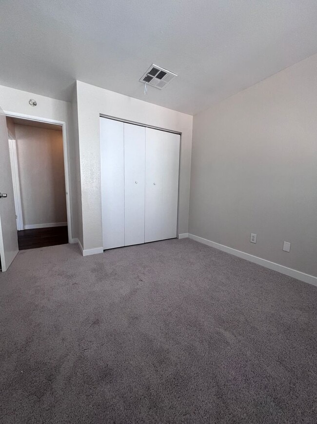 Building Photo - Newly Remodeled 2 bed 2 bath at Park One