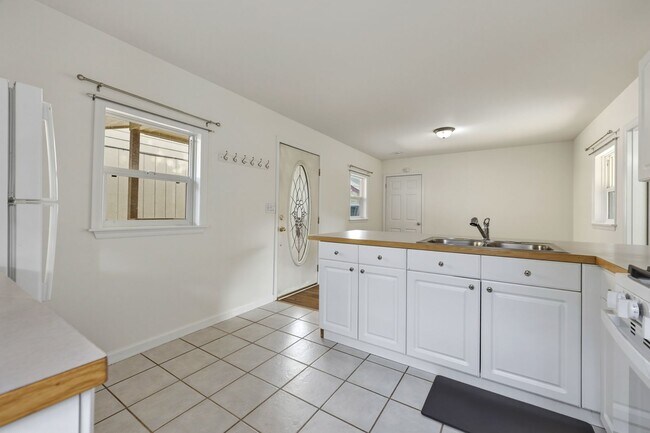 Building Photo - Fantastic location, move in ready! 1 bed, one bath, HUGE kitchen!