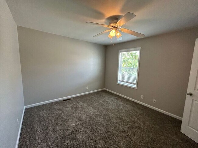 Building Photo - 2 Bed, 1.5 Bath Townhome *Near Fort Campbell*