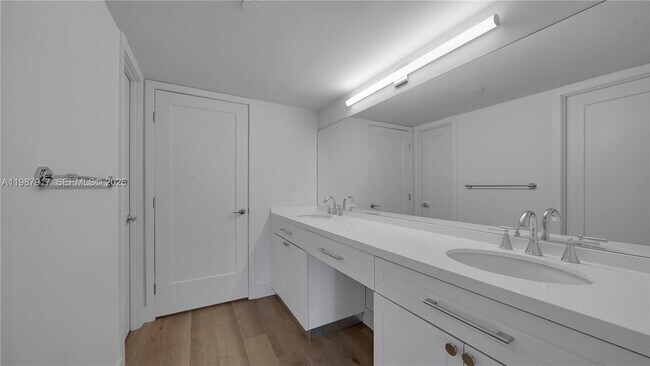 Building Photo - 555 NE 34th St