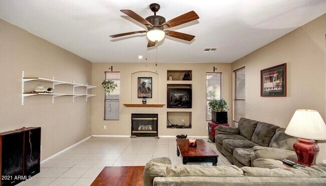 Building Photo - 2021 E Desert Inn Dr