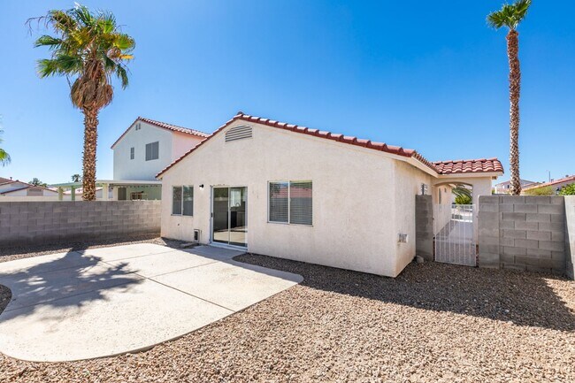 Building Photo - Stunning 3 bedroom, 2 bathroom house located in Silverado Ranch.