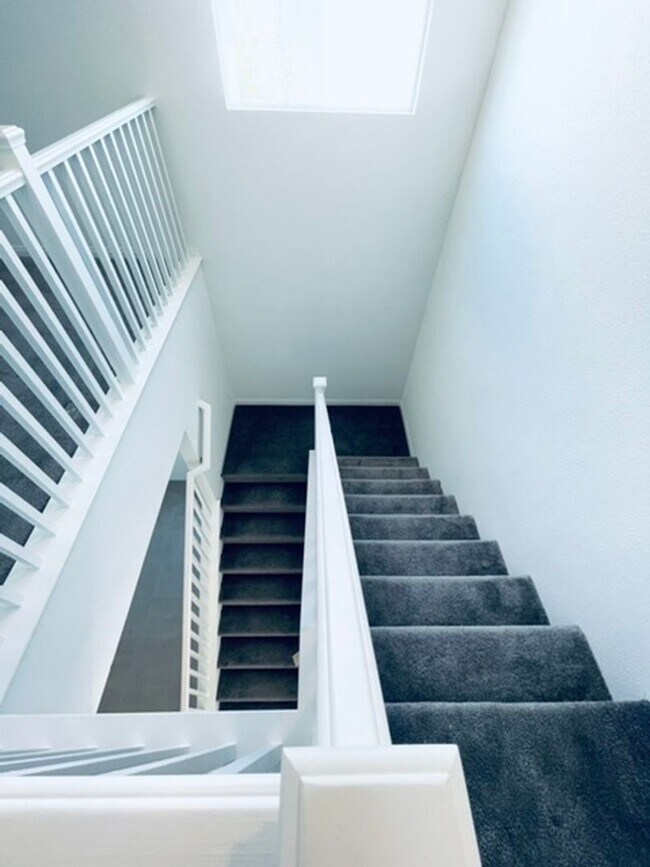 Building Photo - BEAUTIFUL 4 BEDROOM + LOFT HOME LOCATED IN...