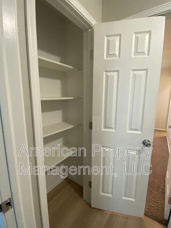 Building Photo - 1132 N Hickory Dr