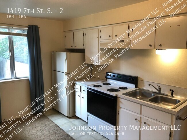 Building Photo - Downtown Nampa duplex unit with private ya...