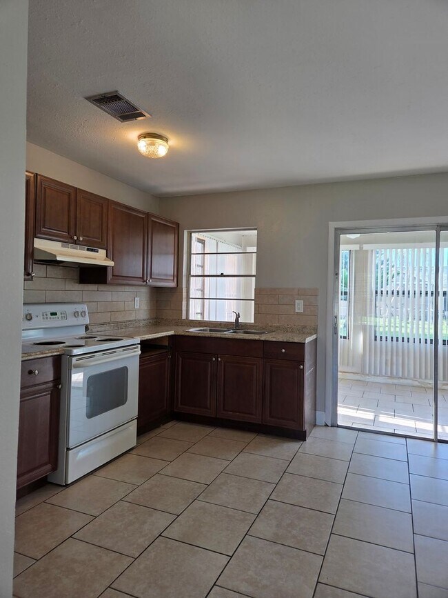 Building Photo - S. BISCAYNE & TAMIAMI TRAIL / 2 bedroom home / $ 1450