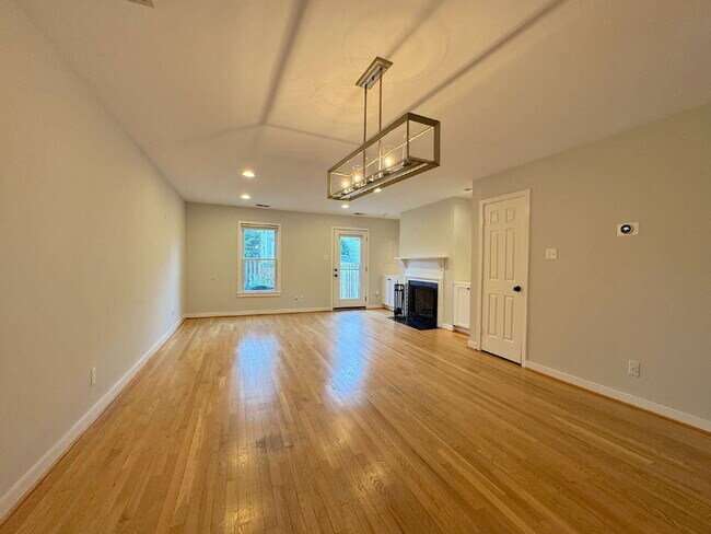 Building Photo - Premier Del Ray Townhome: Steps from The Avenue